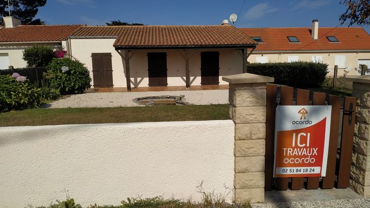 Pose de panneau de démarrage des travaux d'extension et rénovation complète d'une maison à Préfailles près de Pornic