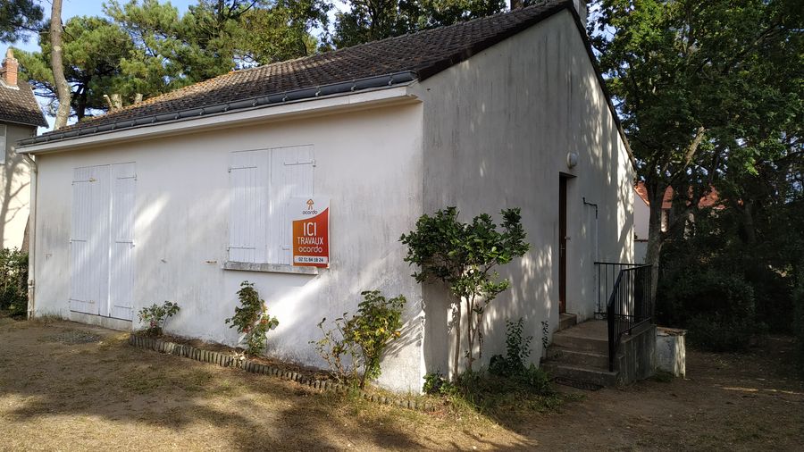 Panneau de démarrage des travaux de surélévation et rénovation complète d'une maison à Saint Michel Chef Chef près de Nantes