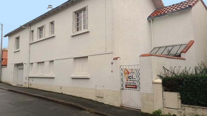 Pose de panneau de chantier de rénovation complète d'une maison à Saint Sébastien sur Loire près de Nantes